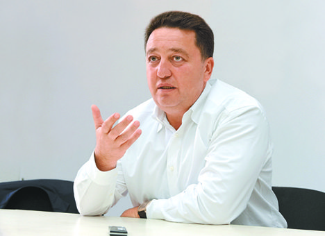 Feldman - Александр Фельдман: «Семья, проживаюшая в аварийном доме или хрущевке, не видевшей капремонт, не должна платить за жилищно-коммунальные услуги по об щему тарифу»
