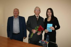 1 300x199 - Депутат Миколаївської міськради від &ldquo;Нашого краю&rdquo; допоміг ветерану видати збірку поезії
