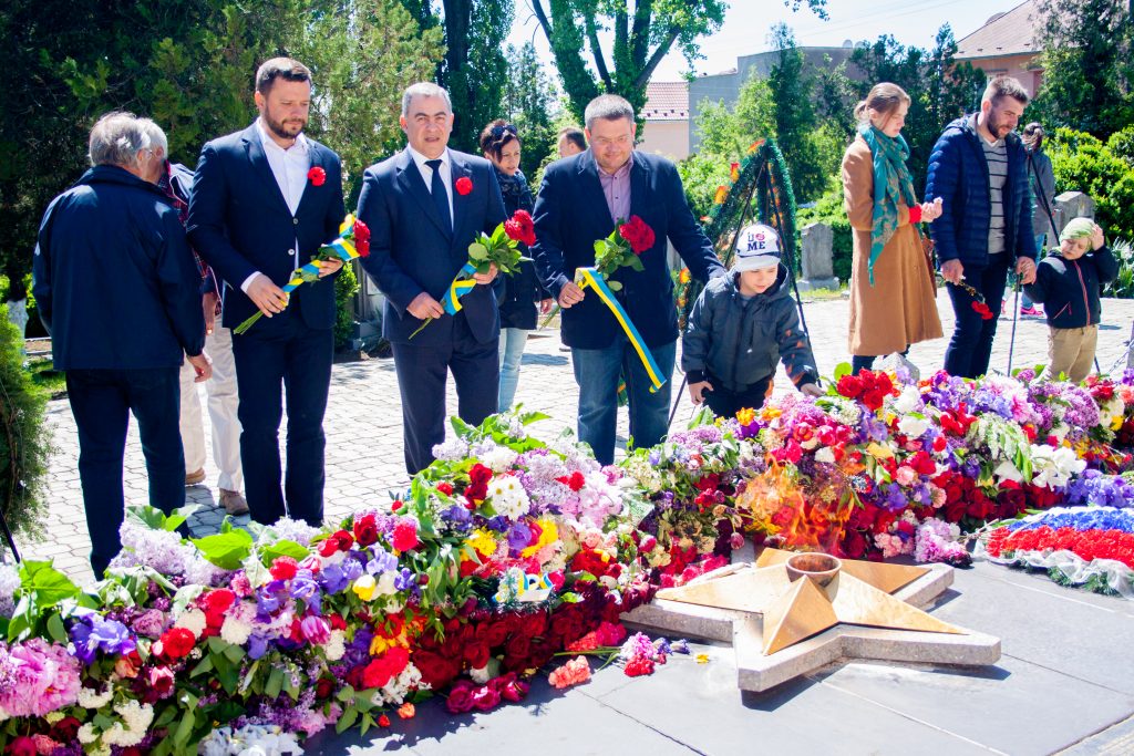 IMG 9426 1024x683 - Співголова "Нашого краю" Юрій Гранатуров разом із партійцями поклали квіти до Вічного вогню в Ужгороді
