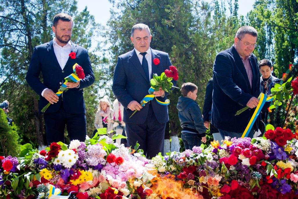 IMG 9433 1024x683 - Співголова "Нашого краю" Юрій Гранатуров разом із партійцями поклали квіти до Вічного вогню в Ужгороді