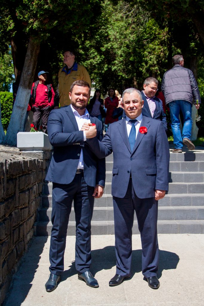 IMG 9471 683x1024 - Співголова "Нашого краю" Юрій Гранатуров разом із партійцями поклали квіти до Вічного вогню в Ужгороді