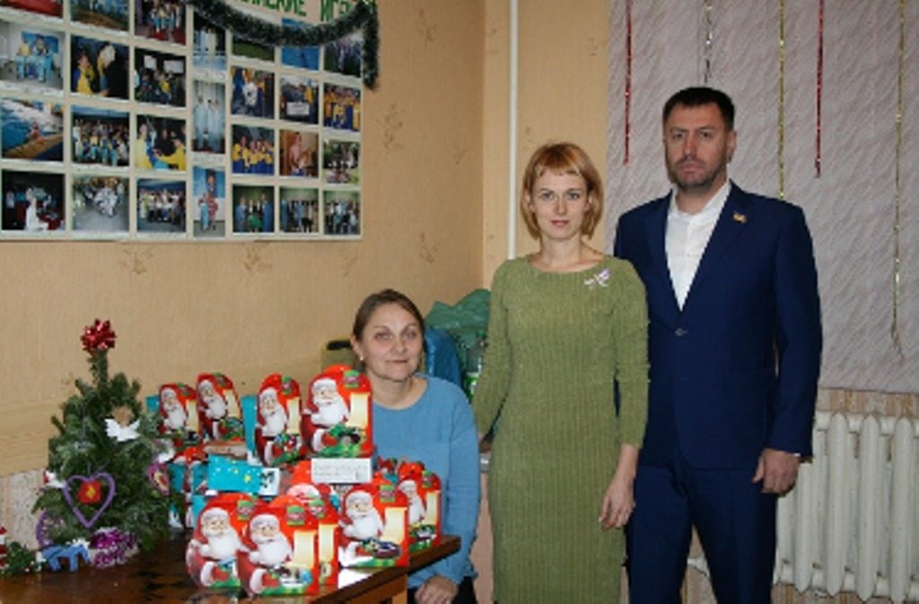 rysunok 1 - «Наш край» вместе с общественными организациями поздравляет детей с новогодними праздниками