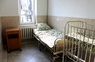 IMG 2626 306x200 - При поддержке «Нашего края» в Иршаве отремонтировано отделение инфекционной больницы