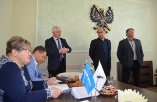 DSC 0050 306x200 - В Чернигове «Наш край» обеспечил зарплаты учителям и медработникам