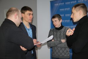 IMG 5449 300x200 - В Мариуполе партийцы обучались эффективному мониторингу общественного мнения
