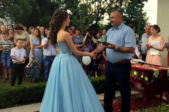 sARATSKYY RAY ON 5 - Лучшие выпускники получили именные подарки от Антона Киссе