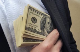 vzyatka07 306x200 - Миллионные премии чиновников «Нафтогаза» за российский газ нужно направить на летний отдых детей, – «Наш Край»