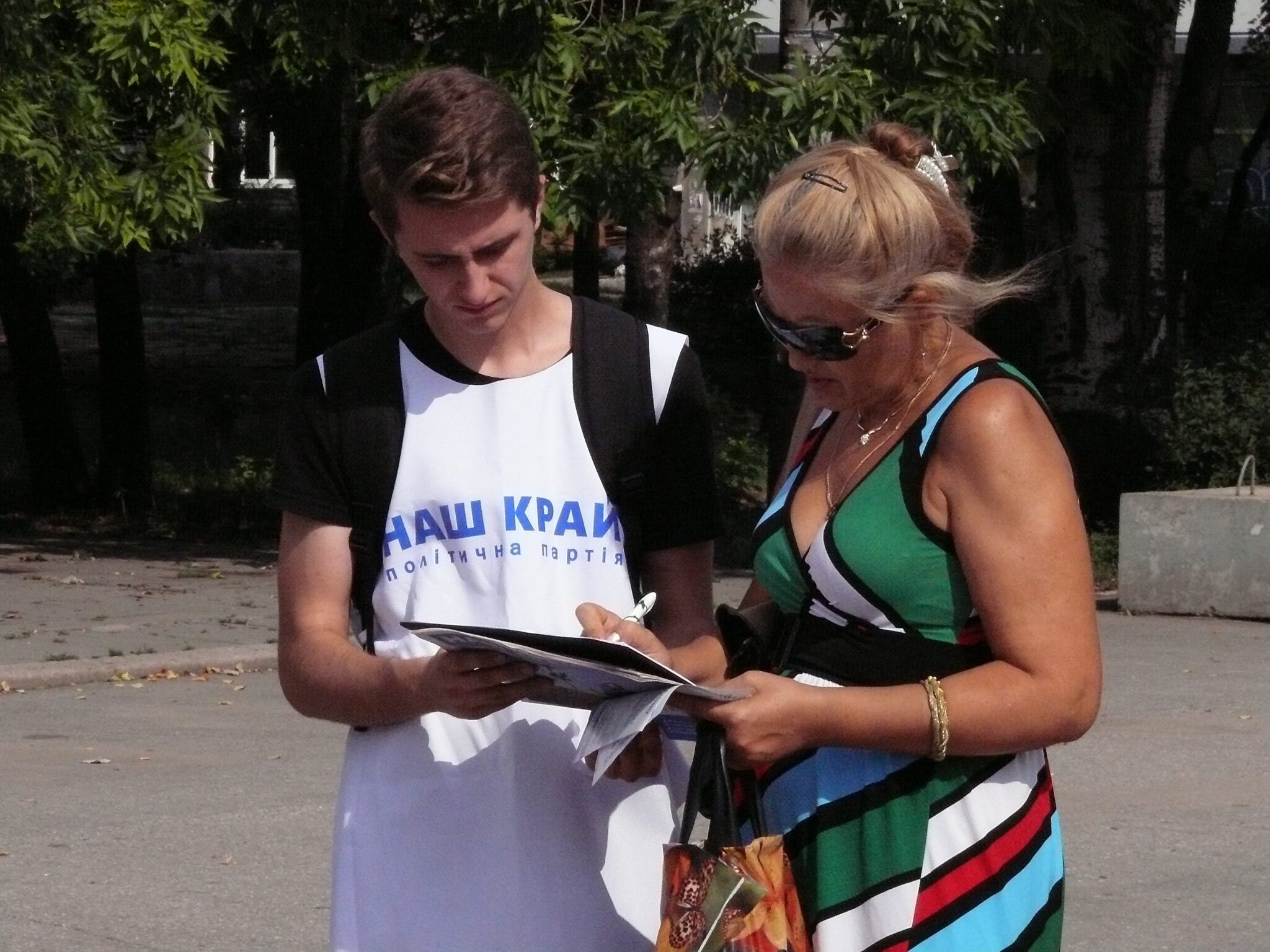 P1440171 - "Наш край" продовжує збирати підписи проти підвищення ціни на газ
