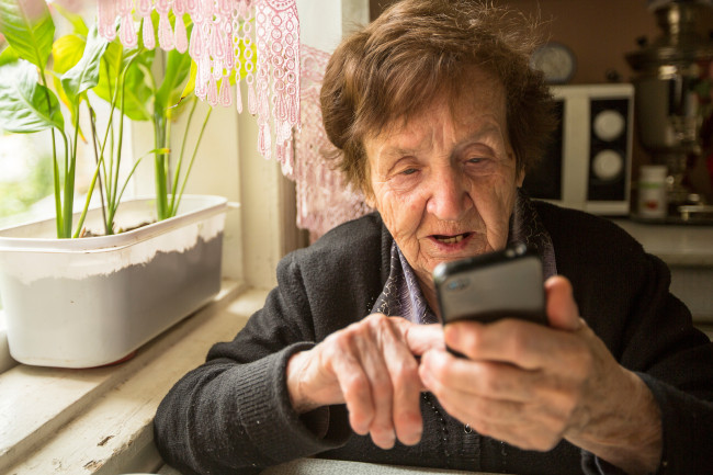 babushka so smartfonom - Депутати від «Нашого краю» закликають владу перевірити можливу змову мобільних операторів