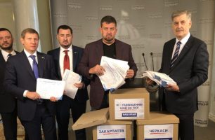 foto kopiyuvaty 306x200 - "Наш край" собрал более миллиона подписей против подорожания газа