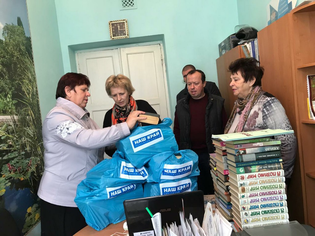 WhatsApp Image 2018 10 03 at 12.10.39 - В рамках благодійного проекту «Наш край» передав книги в бібліотеки