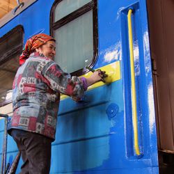 pokraska vagonov - Замість викорінення корупції в «Укрзалізниці» вирішили перефарбувати вагони, – «Наш край»