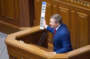 45760257 901961896676337 8457639188282474496 n 306x200 - Миллионов владельцев авто на «евробляхах» в очередной раз обманули, - Сергей Шахов