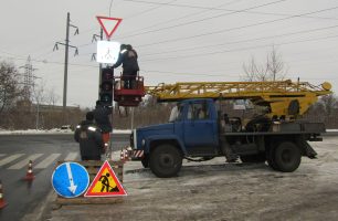 IMG 5066 306x200 - При поддержке «Нашего края» в Славянске на аварийно-опасном перекрестке заработал светофор