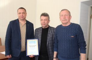 IMG 4700 306x200 - Юрий Кормышкин передал детскому отделению Снигиревской ЦРБ сертификат на новую медтехнику