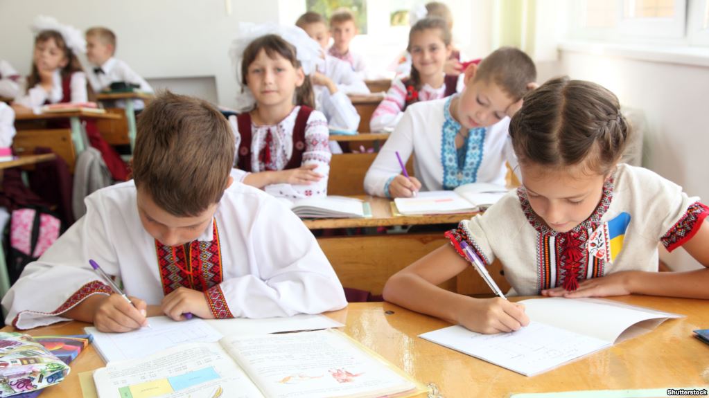 children - В Прилуках «Наш край» позаботился о ремонте дорог и обеспечении школ