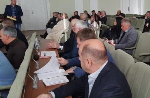 Sesiya zhovten 306x200 - В Чернигове депутаты от «Нашего края» поддержали обращение о продлении моратория на продажу сельхозземель