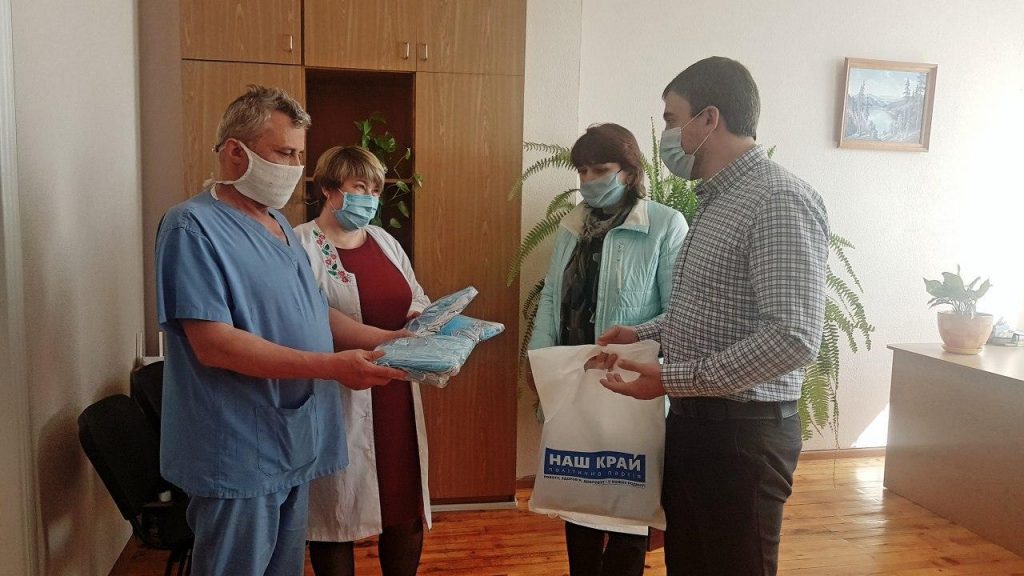 "Наш край" пополнил запасы медицинских масок для врачей Городни Peredacha masok 2 1024x576 - "Наш край" пополнил запасы медицинских масок для врачей Городни