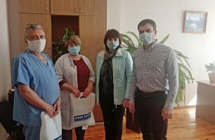 Peredacha masok 306x200 - "Наш край" пополнил запасы медицинских масок для врачей Городни