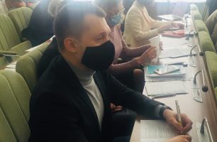 luczenko sesiya 28.04 306x200 - Депутат горсовета от «Нашего края» просит обустроить остановку общественного транспорта в Чернигове