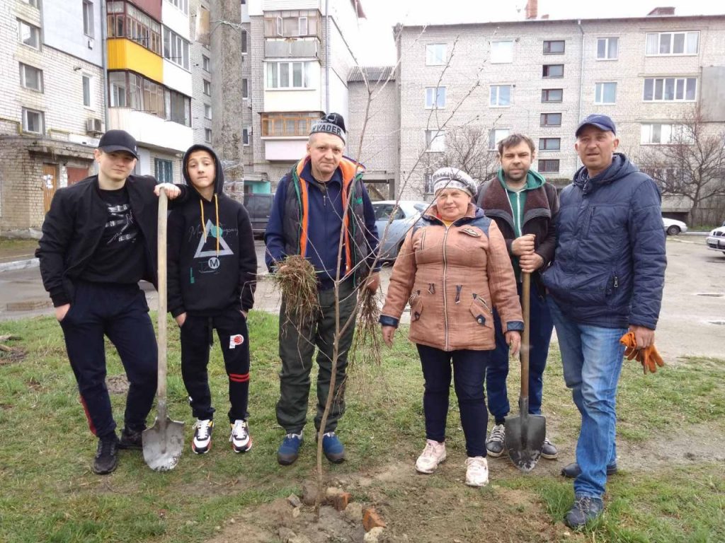 photo 2021 04 21 10.39.16 1024x768 - Благодаря депутату от "Нашего края" в одном из микрорайонов Малина высадили сад