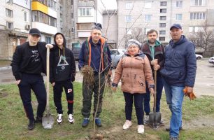 photo 2021 04 21 10.39.16 306x200 - Благодаря депутату от "Нашего края" в одном из микрорайонов Малина высадили сад