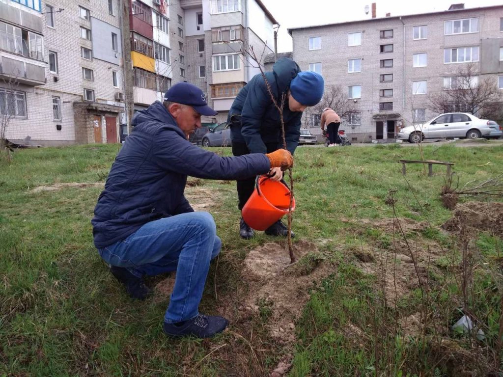photo 2021 04 21 10.39.33 1024x768 - Благодаря депутату от "Нашего края" в одном из микрорайонов Малина высадили сад