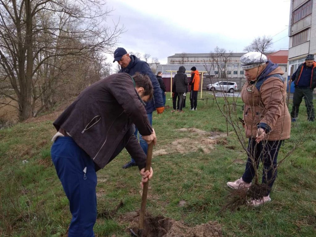 photo 2021 04 21 10.39.38 1024x768 - Благодаря депутату от "Нашего края" в одном из микрорайонов Малина высадили сад