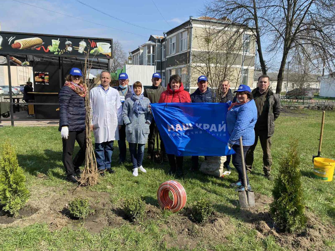 photo 2021 04 21 16.56.47 1 - Депутаты от "Нашего края" высадили деревья в Олевске