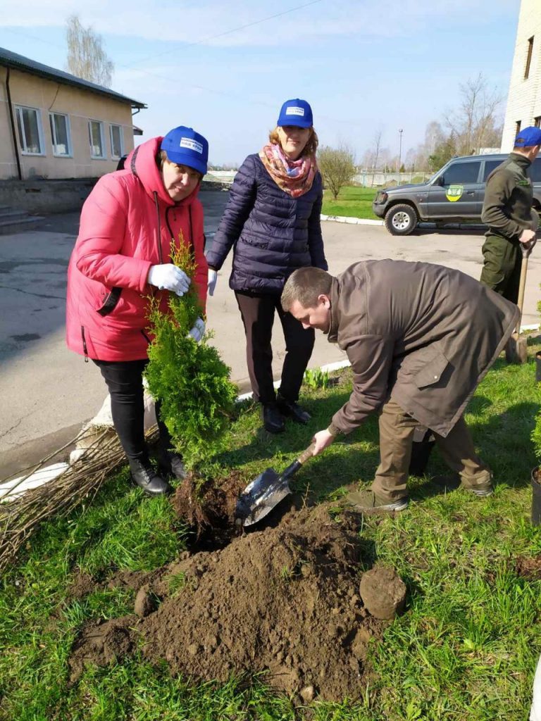 photo 2021 04 21 16.56.55 768x1024 - Депутаты от "Нашего края" высадили деревья в Олевске