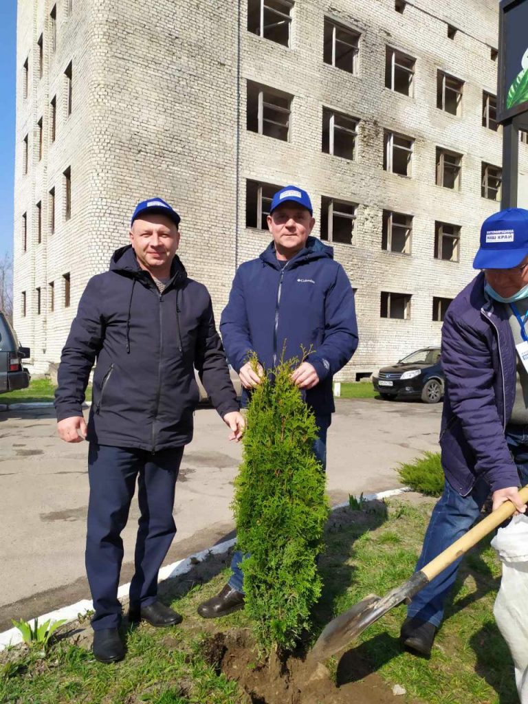 photo 2021 04 21 16.56.58 768x1024 - Депутаты от "Нашего края" высадили деревья в Олевске