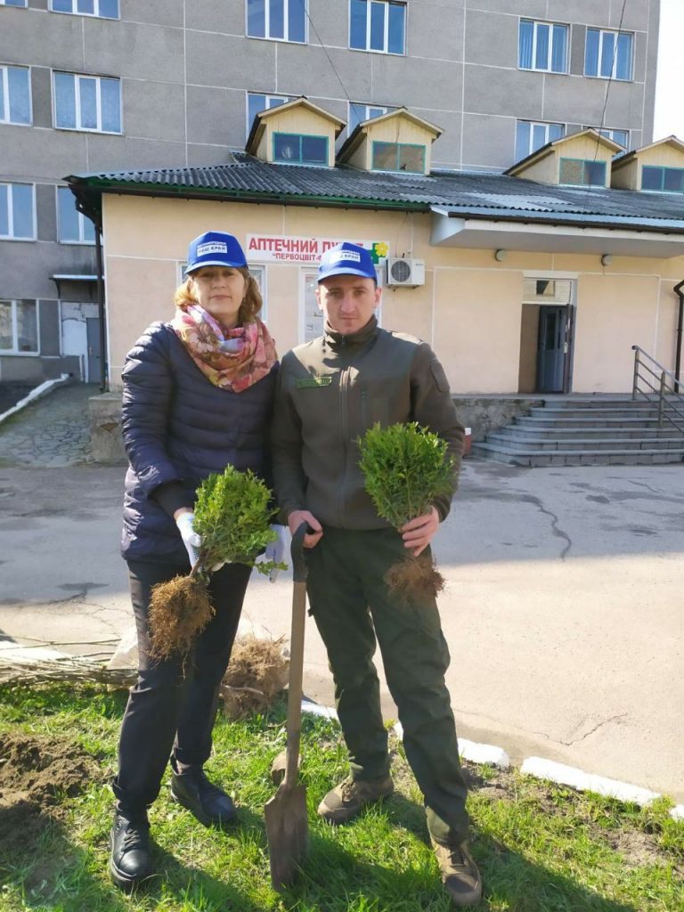 photo 2021 04 21 16.57.02 768x1024 - Депутаты от "Нашего края" высадили деревья в Олевске