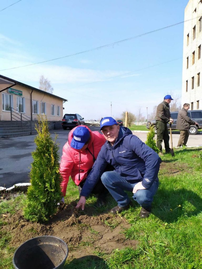photo 2021 04 21 16.57.08 768x1024 - Депутаты от "Нашего края" высадили деревья в Олевске