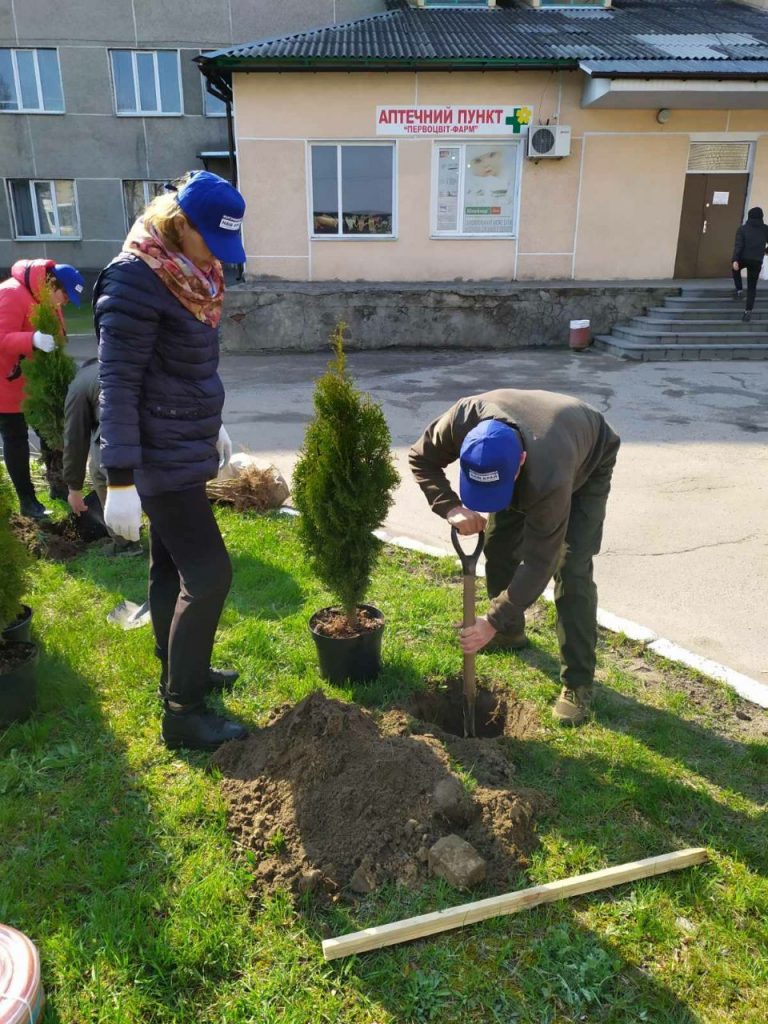 photo 2021 04 21 16.57.12 768x1024 - Депутаты от "Нашего края" высадили деревья в Олевске
