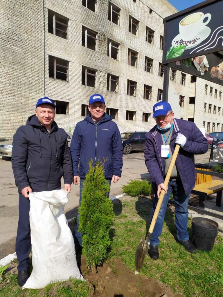 photo 2021 04 21 16.57.15 768x1024 - Депутаты от "Нашего края" высадили деревья в Олевске