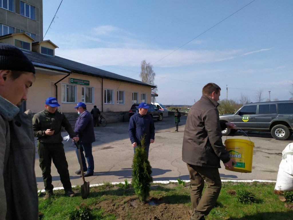 photo 2021 04 21 16.57.18 1024x768 - Депутаты от "Нашего края" высадили деревья в Олевске
