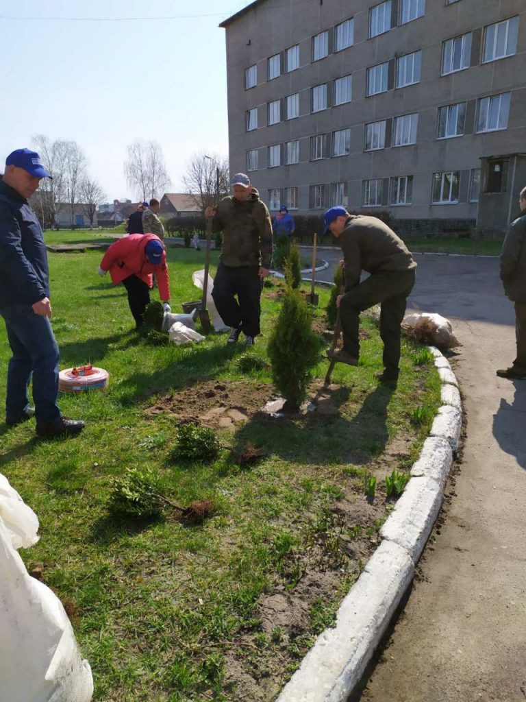 photo 2021 04 21 16.57.23 768x1024 - Депутаты от "Нашего края" высадили деревья в Олевске