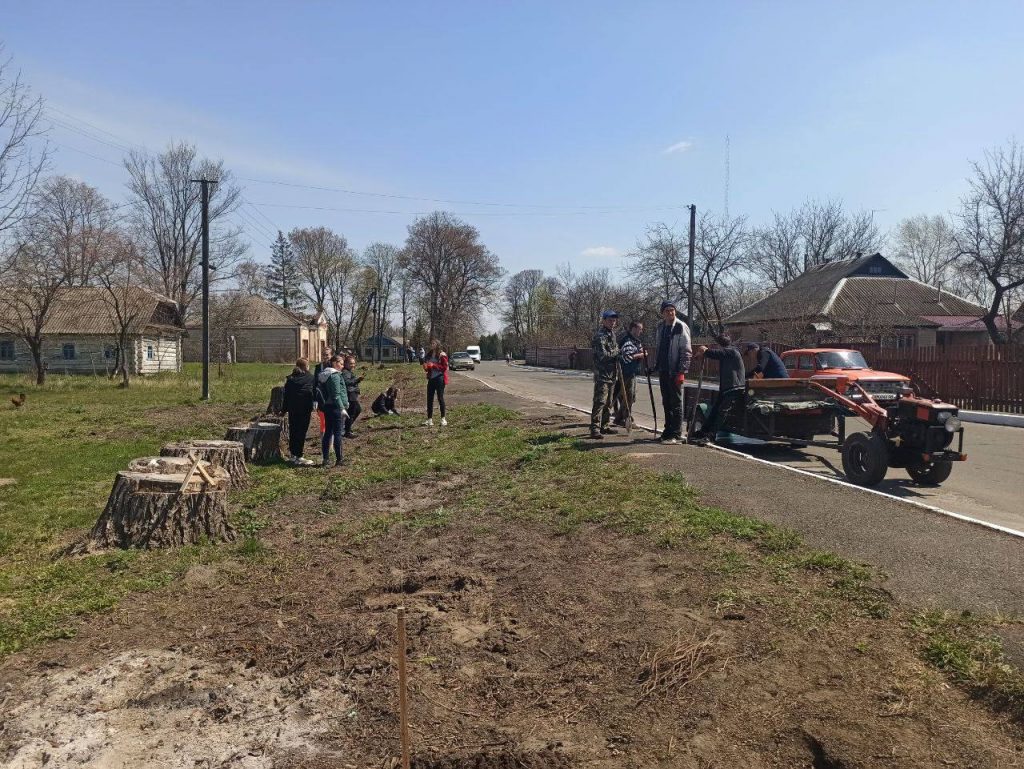 photo 2021 04 30 14.14.54 1024x769 - За сприяння депутатів від "Нашого краю" на Малинщині з' явилася &laquo;Алея випускників"