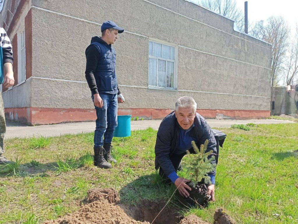 photo 2021 04 30 14.15.04 1024x769 - За сприяння депутатів від "Нашого краю" на Малинщині з' явилася &laquo;Алея випускників"