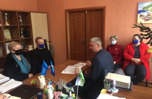 yablunivka 2 306x200 - Жители Яблунивки просят депутатов облсовета помочь с ремонтом дороги