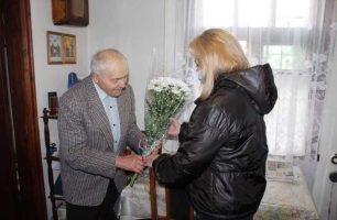 photo 2021 05 12 11 36 52 306x200 - Депутат Житомирского областного совета от "Нашего края" поздравил ветеранов с Днем Победы