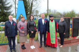 photo 2021 05 13 14 39 50 306x200 - Депутат Житомирского областного совета от "Нашего края" помог обустроить братские могилы на Малинщине