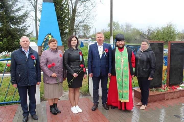photo 2021 05 13 14 39 50 - Депутат Житомирского областного совета от "Нашего края" помог обустроить братские могилы на Малинщине