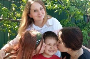 photo 2021 05 18 13 45 00 e1621335215920 306x200 - Народный депутат от "Нашего края" помог с дорогостоящим лечением многодетной матери