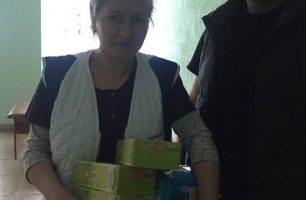 01 06 novost zhytomyr mnogodetnыe semy 306x200 - "Наш край" с подарками посетил многодетные семьи Житомирщины