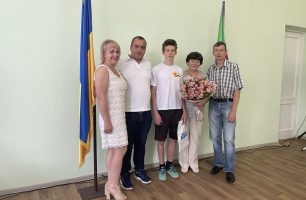 30 06 chernygov 306x200 - Депутат от «Нашего края» на Черниговщине поздравил выпускника, который сдал ВНО на 200 баллов