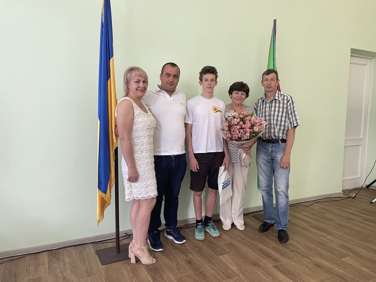 30 06 chernygov - Депутат от «Нашего края» на Черниговщине поздравил выпускника, который сдал ВНО на 200 баллов