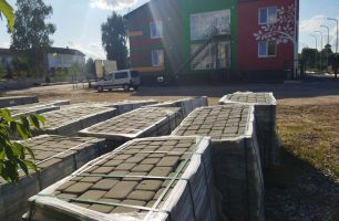 04 08 chopovychi 306x200 - При содействии депутата от «Нашего края» возле детского сада в Чоповичах строят тротуар