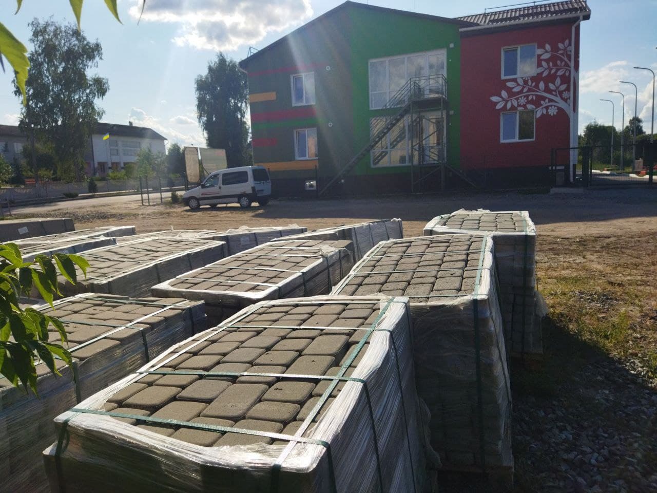 04 08 chopovychi - При содействии депутата от «Нашего края» возле детского сада в Чоповичах строят тротуар