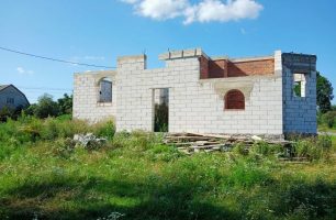 12 08 zhytomyrshhyna 306x200 - При содействии депутата от «Нашего края» на Житомирщине достроят церковь